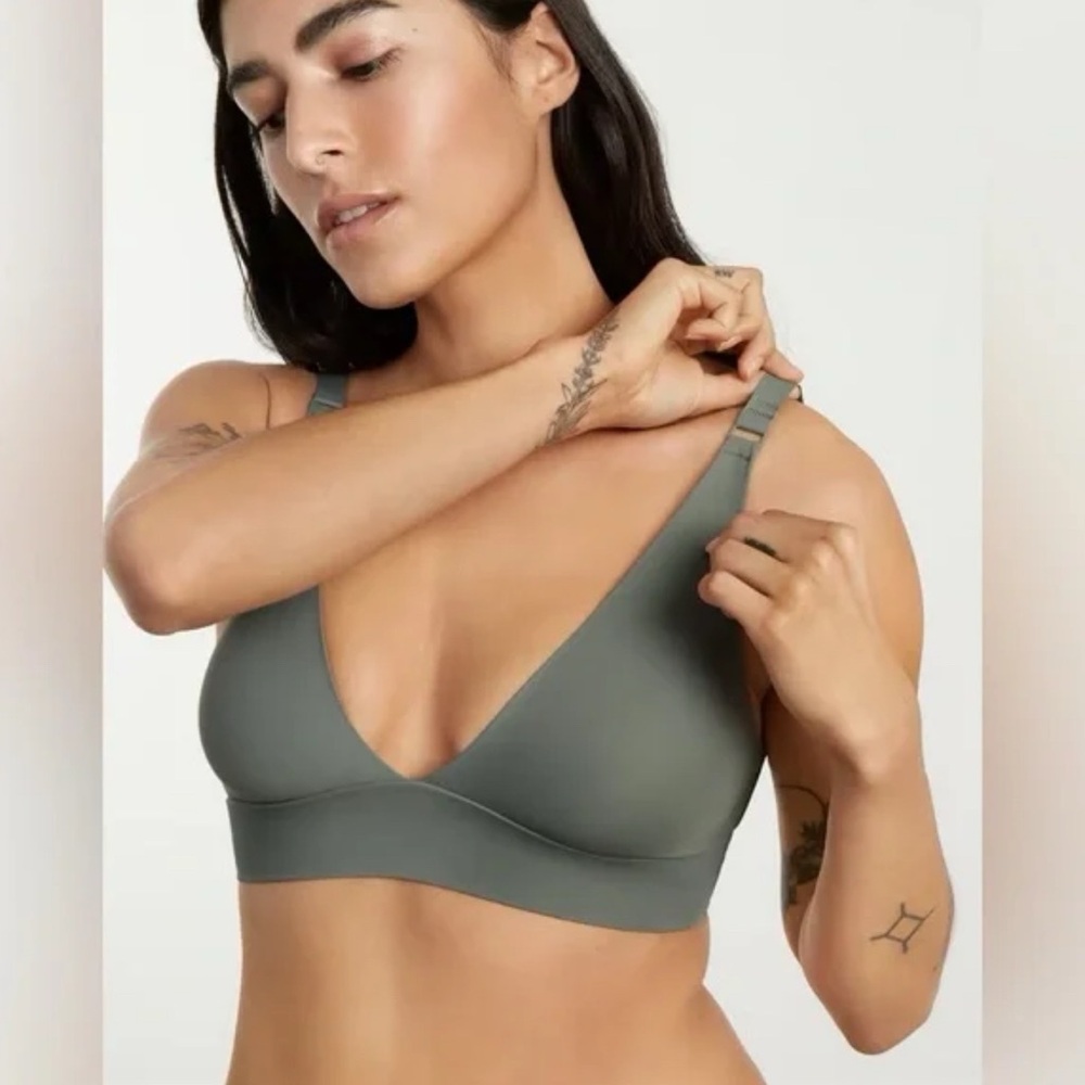 Everlane the invisible bra bralette sage green/ basil color XS